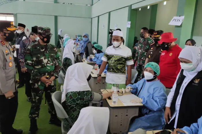 Forkopimda Jatim Tinjau Vaksinasi di Pesantren