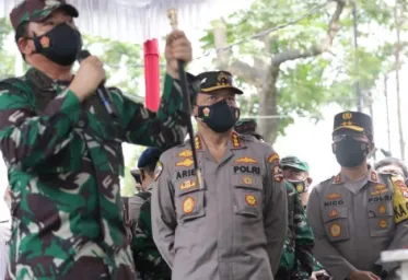 Forkopimda Jatim Dampingi Panglima TNI Dan Kabaharkam Polri Cek Penggunaan Aplikasi Tracer Silacak