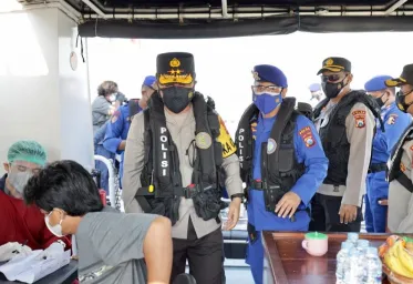 Kapolda Jatim Tinjau Vaksinasi Merdeka di Atas Kapal