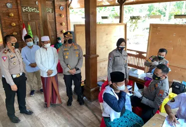 Menyambut HUT Polwan Ke 73 Polres Probolinggo Gelar Vaksinasi Santri dan Sekitar Ponpes Nurul Qodim