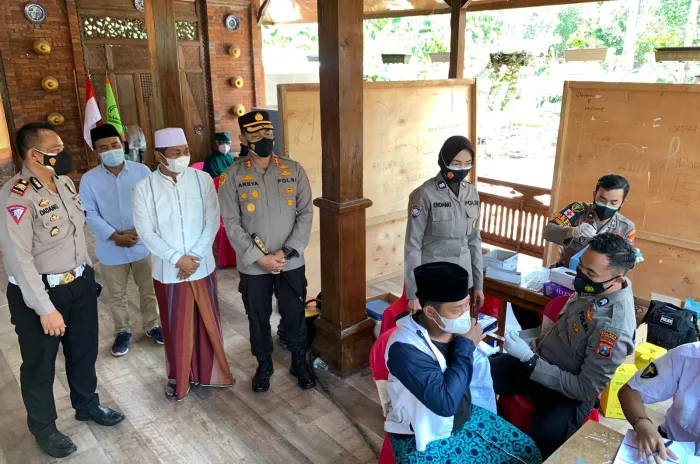 Menyambut HUT Polwan Ke 73, Polres Probolinggo Gelar Vaksinasi Santri dan Sekitar Ponpes Nurul Qodim