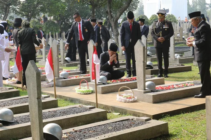 Presiden  Jokowi  Lakukan Tabur Bunga di Makam BJ Habibie Hingga Pahlawan Revolusi