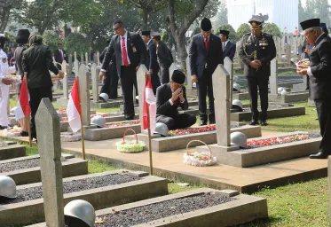 Presiden  Jokowi  Lakukan Tabur Bunga di Makam BJ Habibie Hingga Pahlawan Revolusi