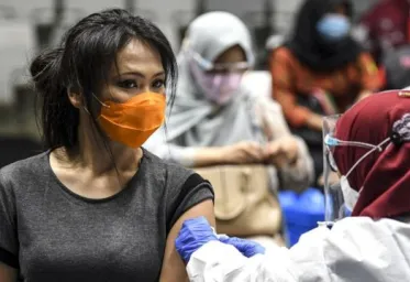 Pemerintah Kaji Aturan Warga  Yang Tidak Mau  Vaksin Bayar RS Sendiri Kalau Kena Covid