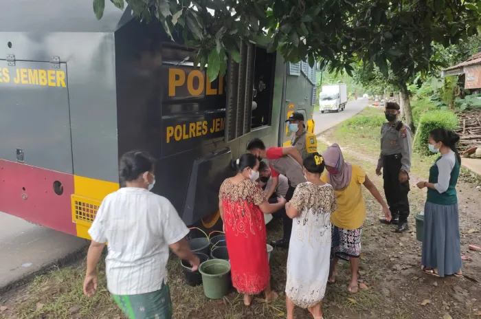Polres Jember Turunkan Water Canon Bantu Air Bersih Untuk Warga Terdampak Banjir
