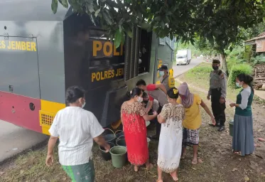 Polres Jember Turunkan Water Canon Bantu Air Bersih Untuk Warga Terdampak Banjir