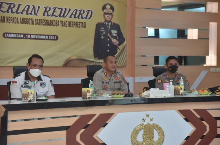 Kapolres Lamongan Berikan Reward Kepada Anggota Serta  Masyarakat Yang Bantu Tugas Kepolisian