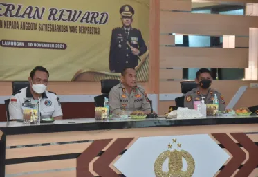 Kapolres Lamongan Berikan Reward Kepada Anggota Serta  Masyarakat Yang Bantu Tugas Kepolisian