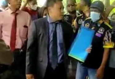Seorang  Pengacara Sebar  Duit Rp 40 Juta di Kantor Polisi