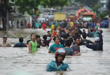 Hujan Lebat  Akibatkan Jakarta Terendam Banjir Hingga Ada Yang Mencapai 2 M  91 RT di DKI Masih Banjir