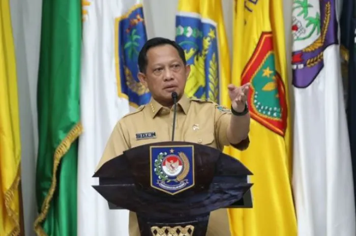 Mendagri Terbitkan Instruksi Saat Nataru, Warga Belum Divaksin Dilarang Bepergian Jarak Jauh