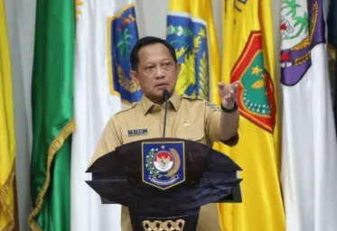 Mendagri Terbitkan Instruksi Saat Nataru Warga Belum Divaksin Dilarang Bepergian Jarak Jauh