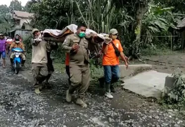 Erupsi Gunung Semeru  Akibatkan 14 Orang Meninggal 56 Terluka 1300 Mengungsi