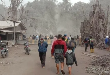 Korban Sementara Letusan Gunung Semeru  22 Meninggal Dunia 2004 Mengungsi 27 Hilang