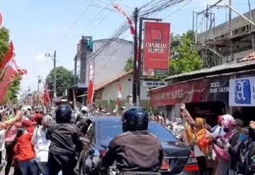  Kunjungan Ke Cilacap Jokowi Bagibagi Masker dan Kaus 