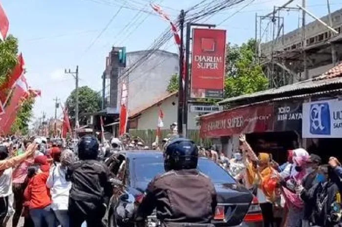  Kunjungan Ke Cilacap Jokowi Bagi-bagi Masker dan Kaus 