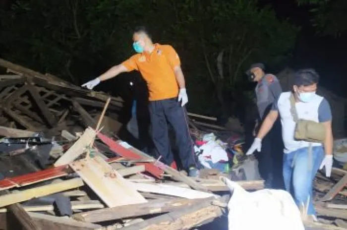 Sebuah  Ledakan Dahsyat  Robohkan Sebuah Rumah Di Pandeglang 