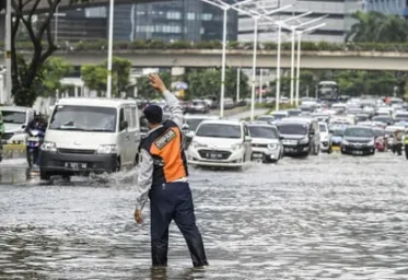 Hujan Deras Akibatkan 77 RT Di DKI Jakarta Tergenang Banjir