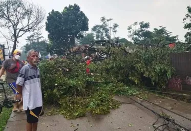  Bencana Puting Beliung Landa Depok Dan Sekitarnya 10 Rumah Rusak