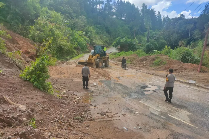 Longsor  terjadi Di Sejumlah Titik  Di Sumarorong   