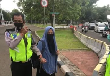 Polisi Tangkap Wanita Pembawa Pistol Dan Mau Terobos Istana 