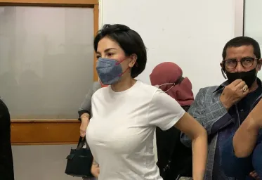  Nikita Mirzani Histeris Menjelang Ditahan Di Rutan Serang  