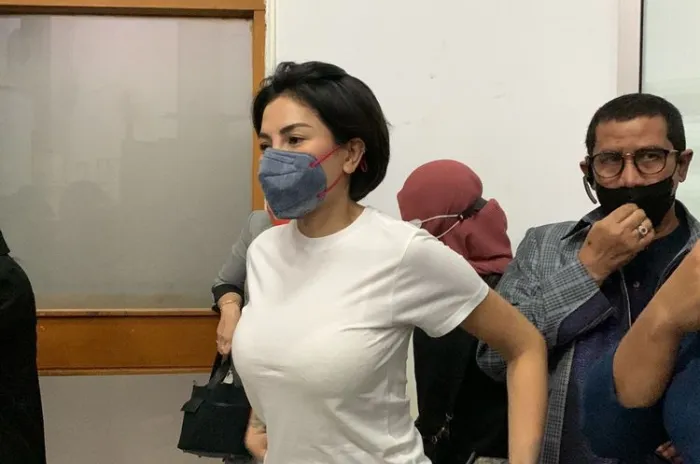  Nikita Mirzani Histeris Menjelang Ditahan Di Rutan Serang  