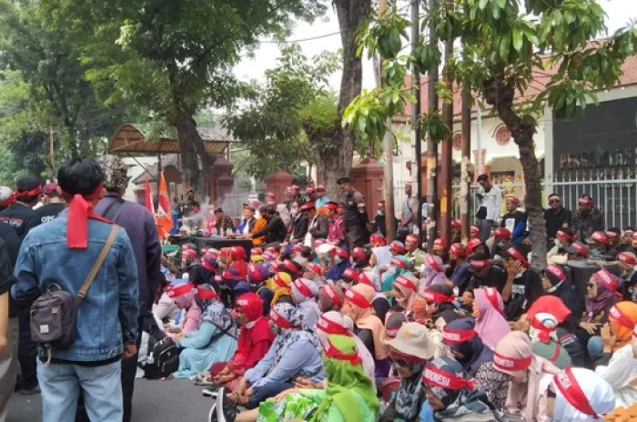 Jelang Vonis Kasus Perkosaan, Ratusan Simpatisan Bechi Kumpul di Depan PN Surabaya  