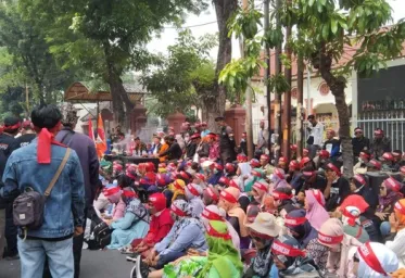 Jelang Vonis Kasus Perkosaan Ratusan Simpatisan Bechi Kumpul di Depan PN Surabaya  