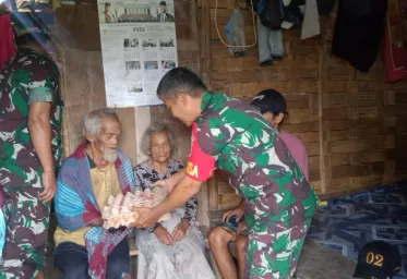 Untuk Bantu Warga Kurang Mampu Babinsa Koramil Sumarorong Aktif Masuk Dapur Warga  