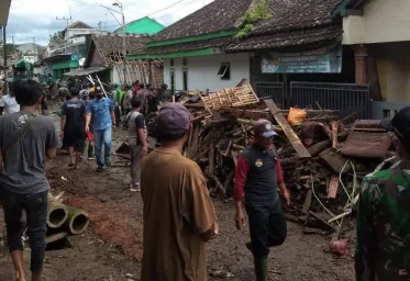 9 Rumah Hanyut  Karena Banjir Bandang Di Kalibaru  