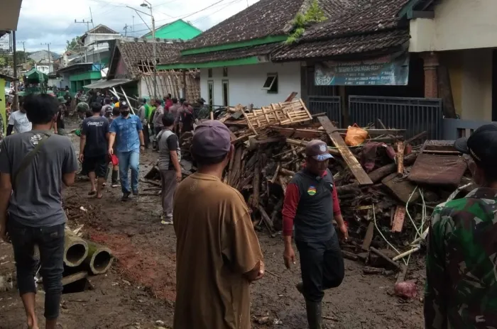 9 Rumah Hanyut  Karena Banjir Bandang Di Kalibaru  