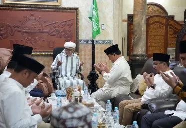 Jelang Pilpres 2024 Prabowo  Silaturahmi  ke Rumah Rais Aam PBNU Miftachul Akhyar di Surabaya
