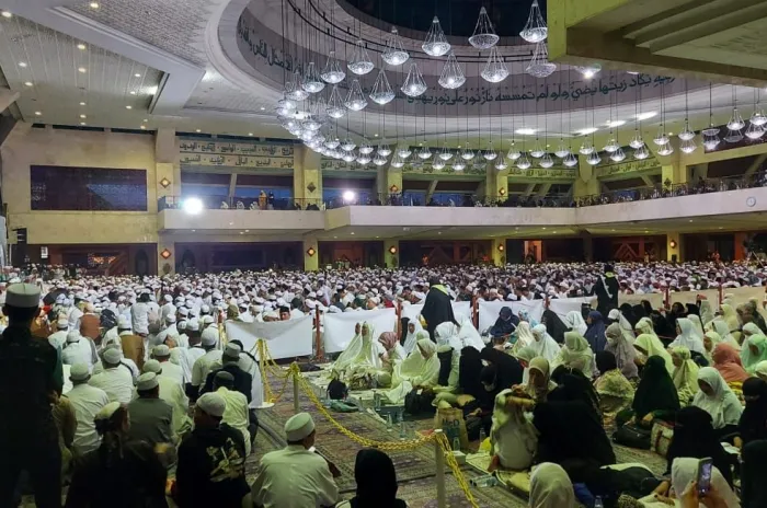Dihadiri Rizieq Shihab, Massa Reuni 212  Membludak di Masjid At-Tin 