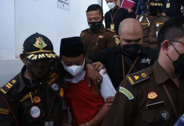 Hari Ini Terdakwa Kasus Perkosaan 12 Santriwati Jalani Sidang Vonis 