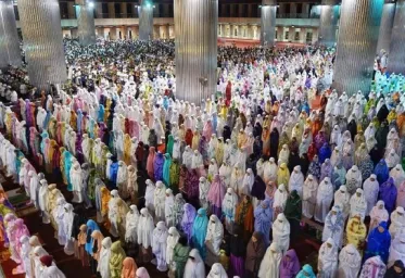 Kini MUI Izinkan Salat Jumat Tarawih Ied Dengan Saf Rapat di Masjid