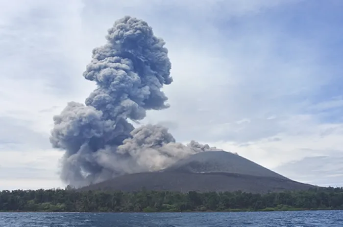 Anak Krakatau Kembali Meletus  Hingga Tiga Kali