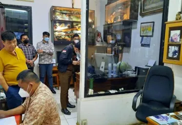 Aparat Dari Kejagung  Geledah Kantor Kemenperin Terkait Korupsi Impor Baja