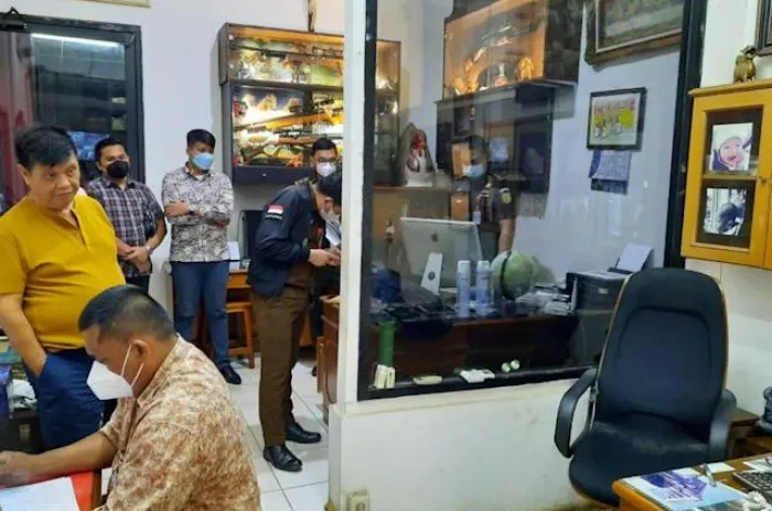 Aparat Dari Kejagung  Geledah Kantor Kemenperin Terkait Korupsi Impor Baja