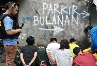 Polisi Gerebek Kampung Boncos Jakbar 4 Orang Ditangkap