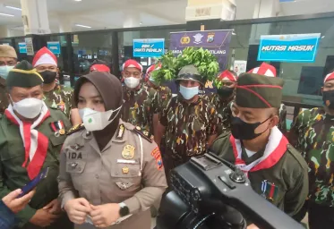 Sambut Hari Kemerdekaan Samsat Surabaya Selatan Kenakan Baju Pejuang