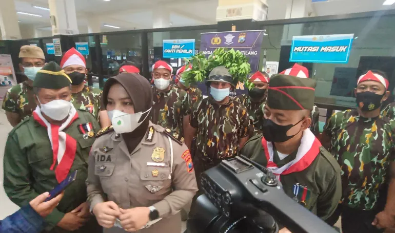 Sambut Hari Kemerdekaan Samsat Surabaya Selatan Kenakan Baju Pejuang