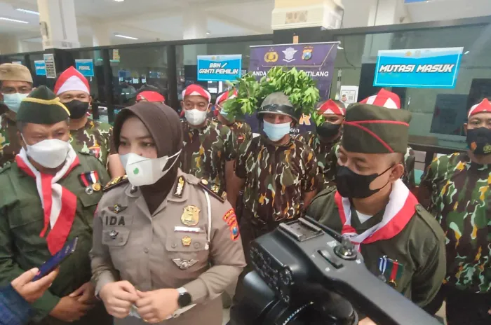 Sambut Hari Kemerdekaan, Samsat Surabaya Selatan Kenakan Baju Pejuang