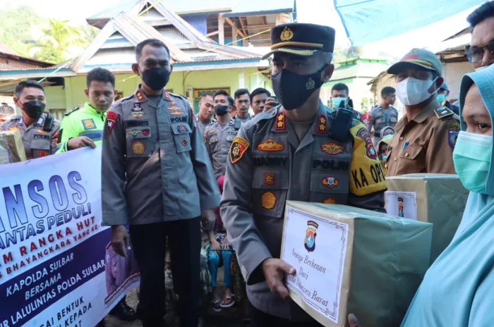 Korban Banjir Bandang  Mamasa Mendapat Bantuan Sembako  Dari Kapolda Sulbar  