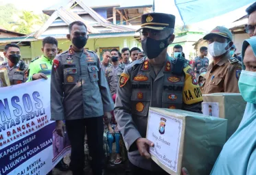 Korban Banjir Bandang  Mamasa Mendapat Bantuan Sembako  Dari Kapolda Sulbar  