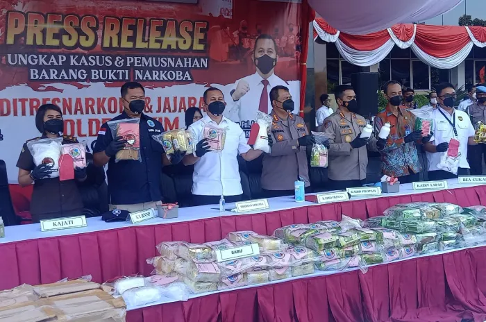 Polda Jatim Lakukan Pemusnahan Ratusan Kilo Sabu, Ribuan Kilo Extacy, Obat Keras dan Ganja  