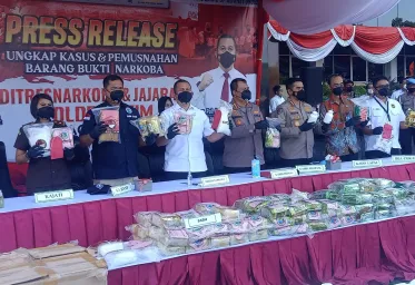 Polda Jatim Lakukan Pemusnahan Ratusan Kilo Sabu Ribuan Kilo Extacy Obat Keras dan Ganja  