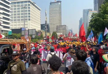 Massa Buruh  Geruduk MK Untuk Mendengarkan Putusan Terkait Judicial Review UU Cipta Kerja   