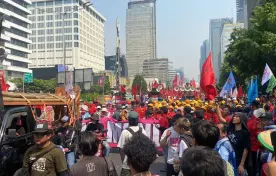 Nasional Massa Buruh  Geruduk MK, Untuk Mendengarkan Putusan Terkait Judicial Review UU Cipta Kerja   