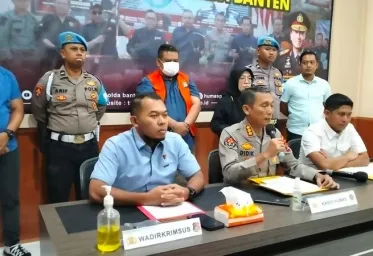  Dua Tersangka Korupsi Pembangunan Jalan Pelabuhan Warnasari Ditangkap 